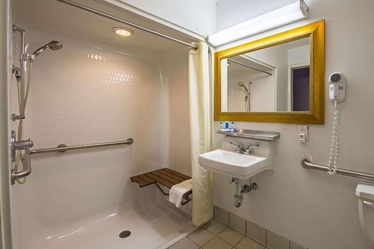 Royal Inn Suites Huntington Extérieur photo